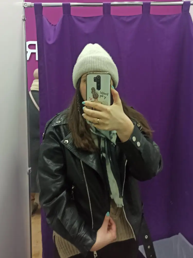 Косуха отличная! По качеству кожи - ,что для меня было необходимо в курточке, сама по себе она матовая и конечно фурнитура восторг. Одни плюсы, спасибо за качественный товар!