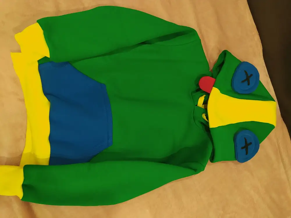 нормальная толстовка. есть маленькое пятнышко у рукава, но его почти не видно. думаю, постираем и всë ок будет.