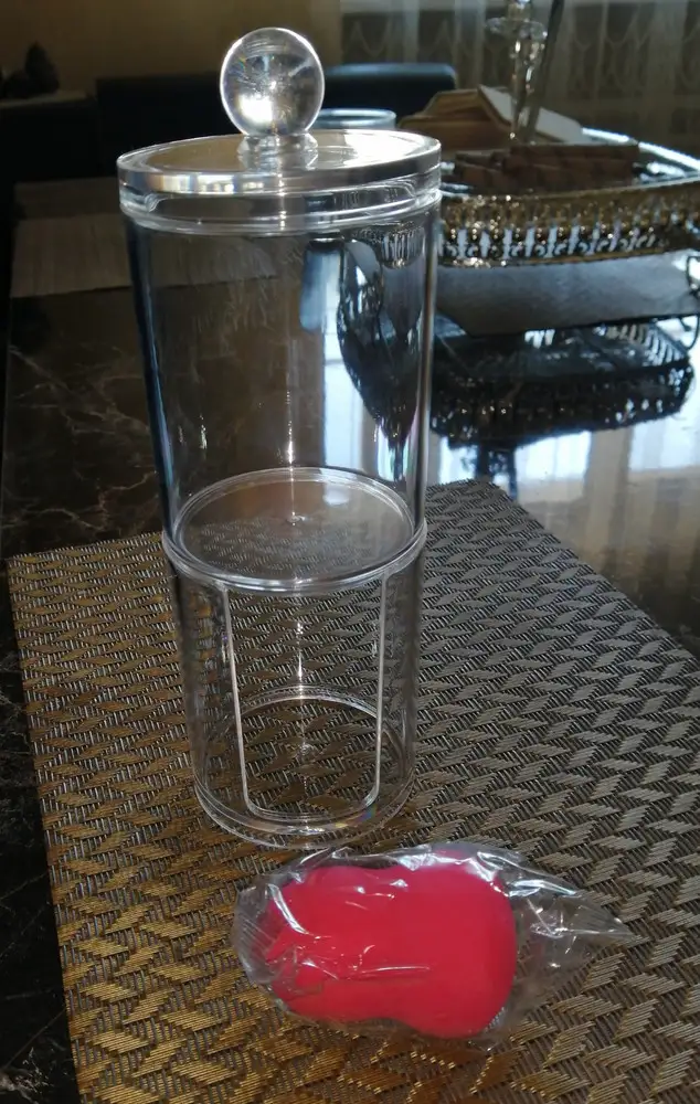 Ручка на крышке, за которую открывают органайзер, отломалась, но я её приклеила. Благодарю за подарок