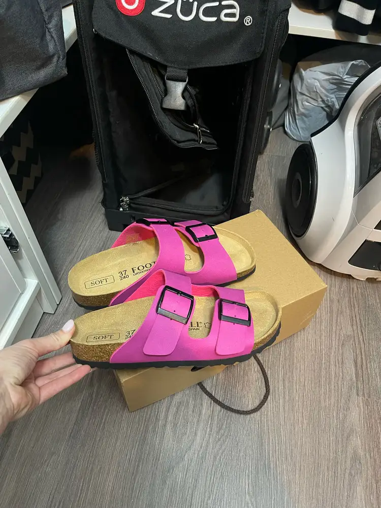 Я любитель Birkenstock и теперь я хочу выкинуть их😂 я в приятном шоке от Footwell, упаковка, удобство этой обуви 🔝 посмотрим, как поведут себя в носке👌🏻на 23,5 см взяла 37 размер . Идут в размер 😻