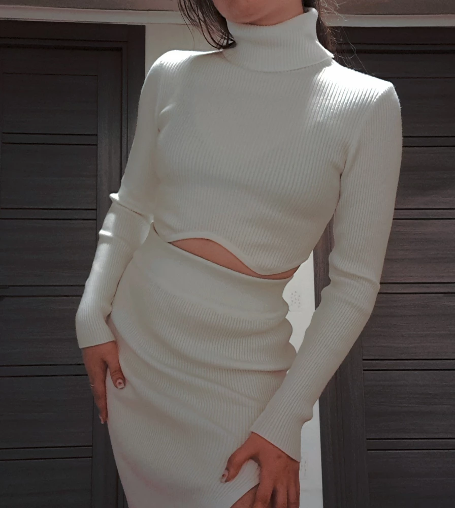 Костюм роскошный. Брала размер М, в жизни ношу 42, S. Не прогадала, очень довольна. Ткань очень приятная, качественный. Девочки, советую.