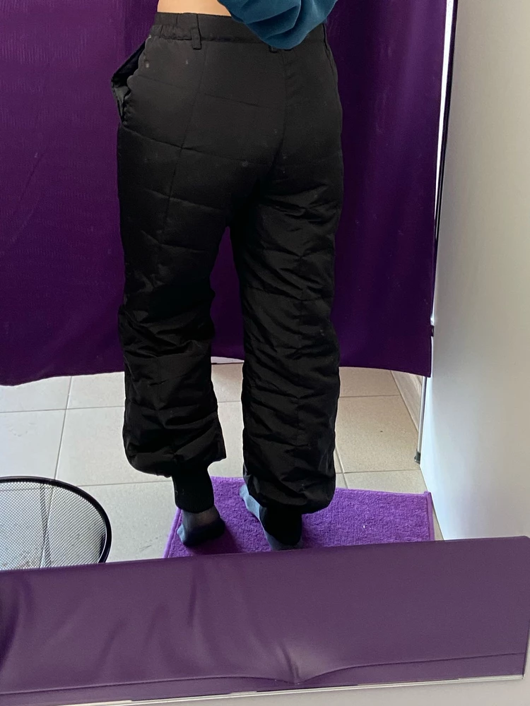 Качество вроде неплохое, но все липнет к ткани. По попе сели хорошо, фасон широких к низу штанин на низкий рост по мне так странно смотрится, рост 163, не моя модель, поэтому отказ