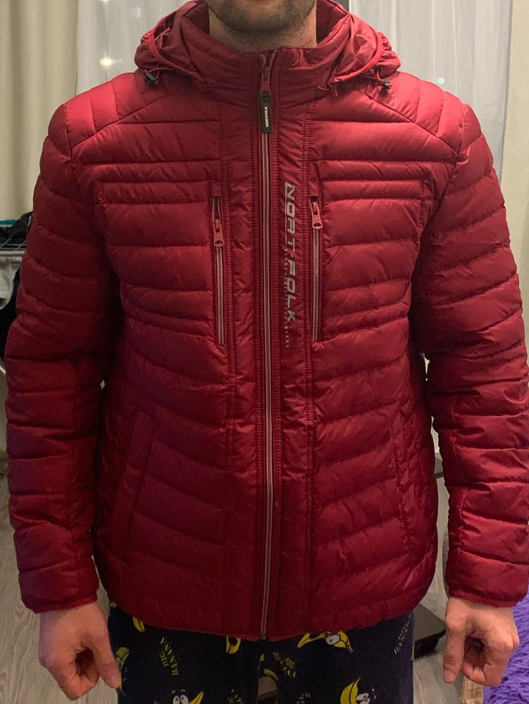 Куртка хорошая, смотрится отлично, в Краснодарском крае зимой, в футболке мужу даже жарко, на работу ходит пешком. На параметры ОГ-106, ОТ-84, подошел 52 размер