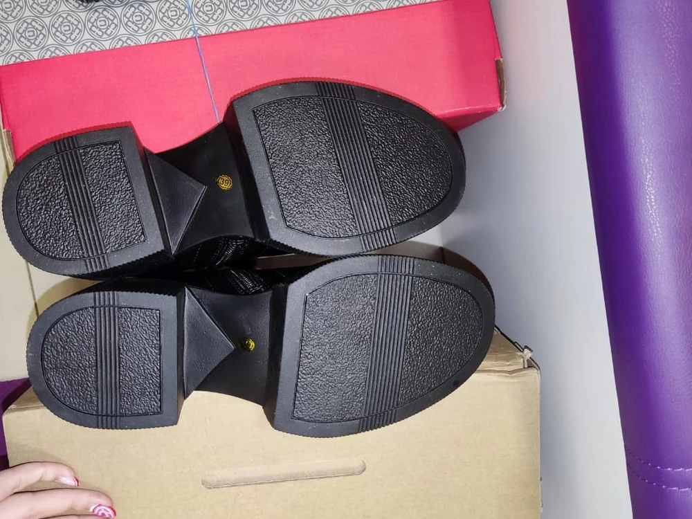 Так ждали именно эти сапожки,дочери очень понравились.НО один хорош ,а другой мал ,потому что сапоги разные ,хотя и на том и на том 39 размер,но по фото видно ,что разные .Как так можно прислать???