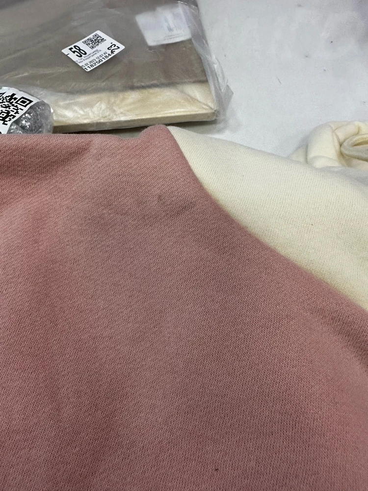 Толстовка пришла с пятном. Хорошо бы прежде чем паковать вещь в пакет хотя бы визуально осматривать на наличие грязных пятен. Попробую перезаказать, может повезет и пришлют новую вещь, а не б/у