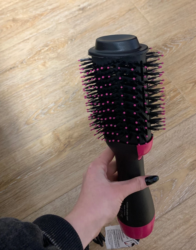 Очень классная фен-расчёска😊 Легкая! В руке сидит удобно, со своими функциями справляется на отлично 
Положили в подарочек резиночки, большое спасибо 🥰
Волосы после использования блестящие гладкие, кстати, как лайфхак, если нужно дополнительно подкрутить концы или челку, то после этого фена просто возьмите бигуди 
получается идеально и легко ❤️