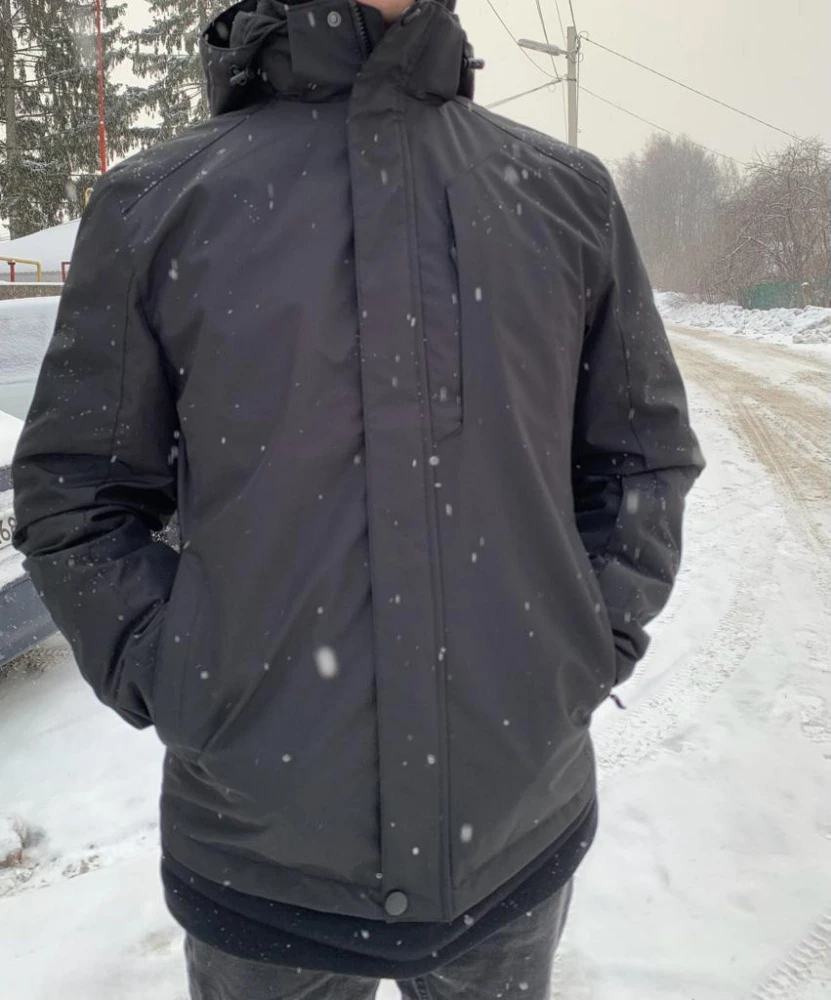 Хорошая куртка,легкая,в дождь и снег не промок.