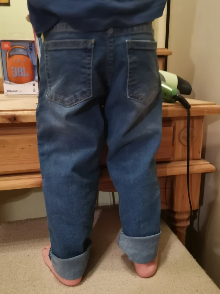 Хорошие джинсы. Не сильно плотные, скорее летние. На худенького ребёнка 4-х лет чуть с запасом в поясе сел 104 размер, но не падают. Низ повернули, хорошо смотрятся. Немного тянутся. Нам понравились.