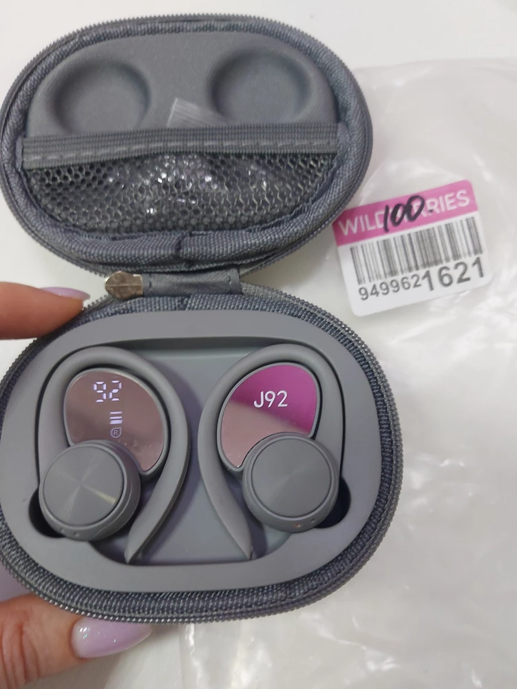 Наушники пришли без защитных плёнок, явно ранее вскрытые. Проверку проводили прямо на стойке выдачи в WB - один наушник (левый) не работает, пробовали зарядить  в кейсе (он был заряжен на 95%). Но конкретно этот наушник начинает заряжаться и тут же сбрасывает питание, правый нормально соединяется с кейсом и заряжается. Перезаказала, т.к. в маленьком ушке сели идеально - для занятия спортом будут отлично. Прошу снять с продажи это безобразие