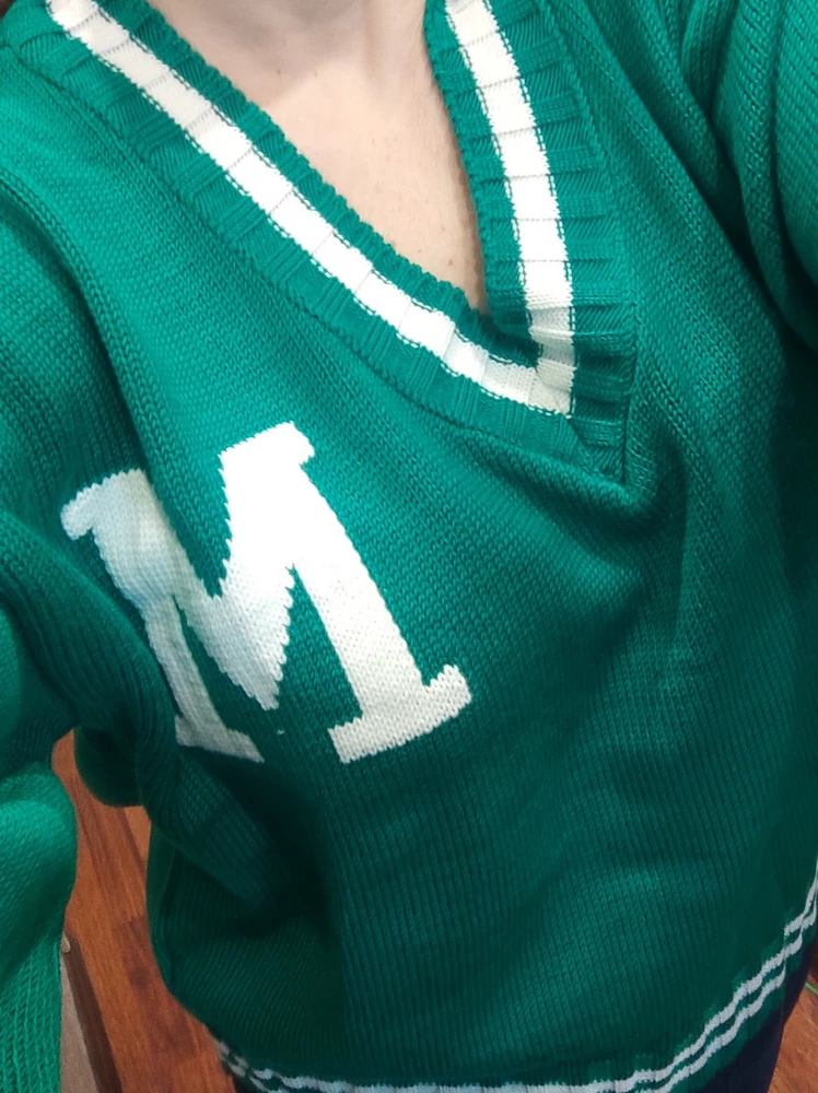 Кофточка красивая
Изумрудный цвет, яркая зелень
На фото более холодный
Спасибо за быструю доставку продавцу
На мой 46 супер и свободно