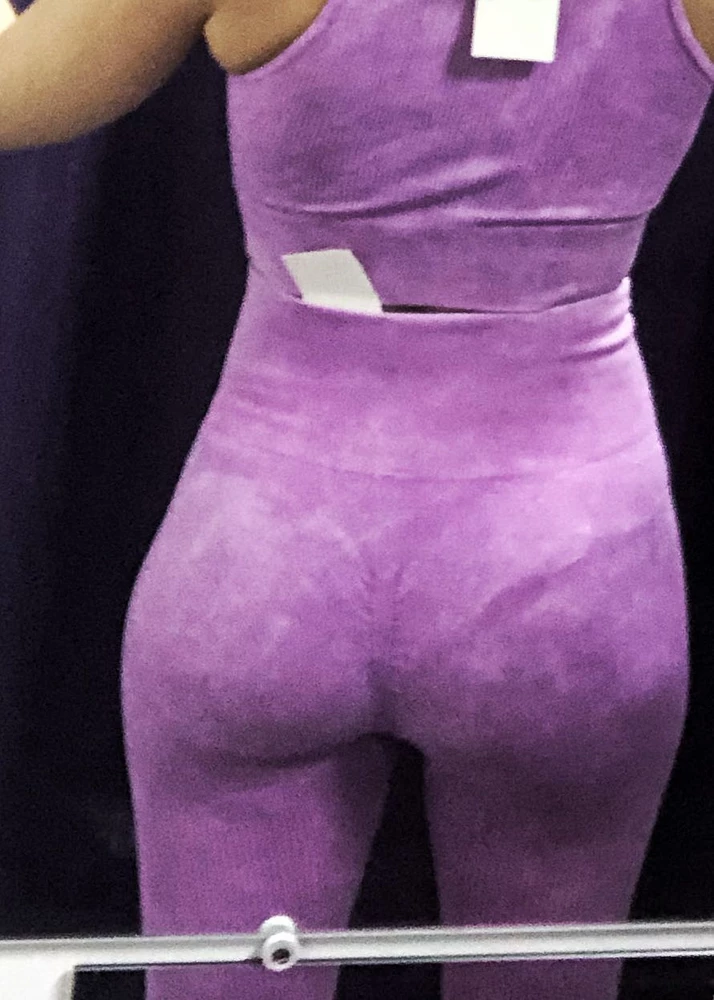 Качество хорошее, плотные. Но мне не понравилось как сидят впереди. На мой рост 159 очень высокая талия, наползает на топы, даже на коротенькие. Подворачивать не хочу. На высокую девочку будет пушка. Ещё не понравилась посадка на попе. На фото красиво, но в жизни. Странный задний шов, на нем складочки, по идее шов должен «утопать» между булок))) извините и таким образом подчеркивать их, но она не утопает и эти складочки лучики странно смотреться в районе извиняюсь, как бы это грубо не звучало))) оч..а🤦‍♀️🤷‍♀️… выглядит так себе. Наверно надо было брать самый маленький размер… поэтому отказ. Но топ от него забрала)