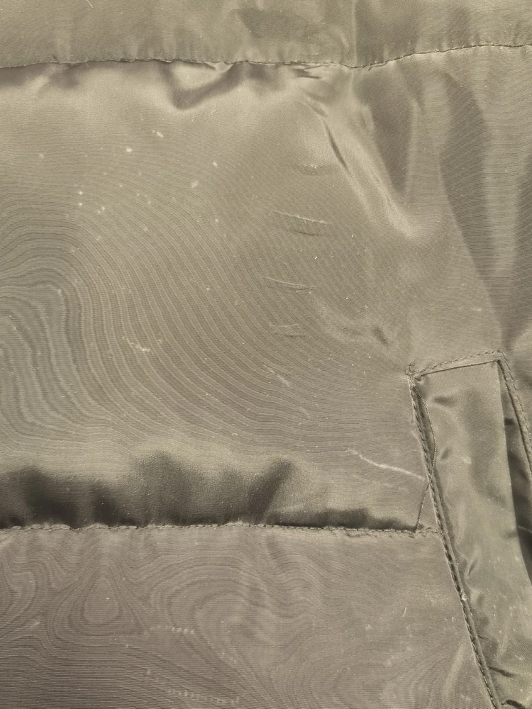 Пришла куртка с затёртыми карманами и рукавами, её кто-то носил!!!! Естественно отказ