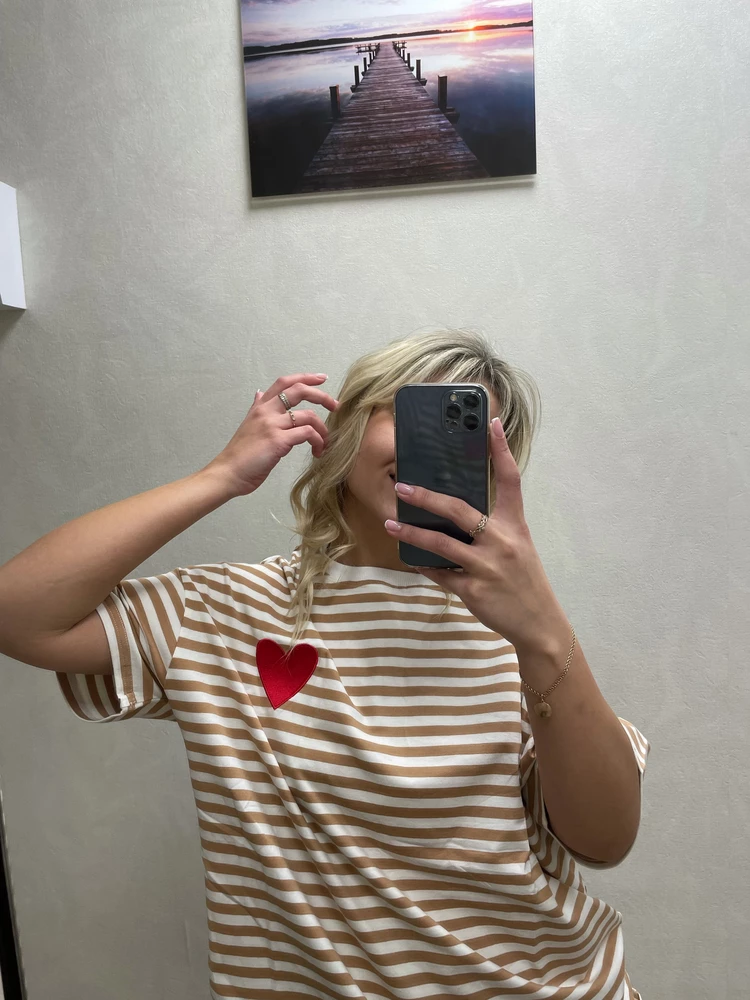 Заказала в двух цветах, ткань мягкая и приятная к телу, качественная вышивка. Нитки не торчат.На мой 46 села свободно, оверсайз.