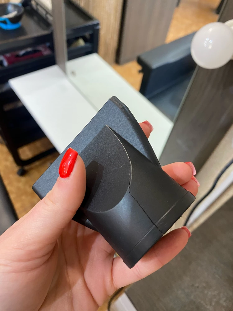 Фен рабочий, посмотрю, на сколько хватит. Но одна насадка пришла сломанная☹️