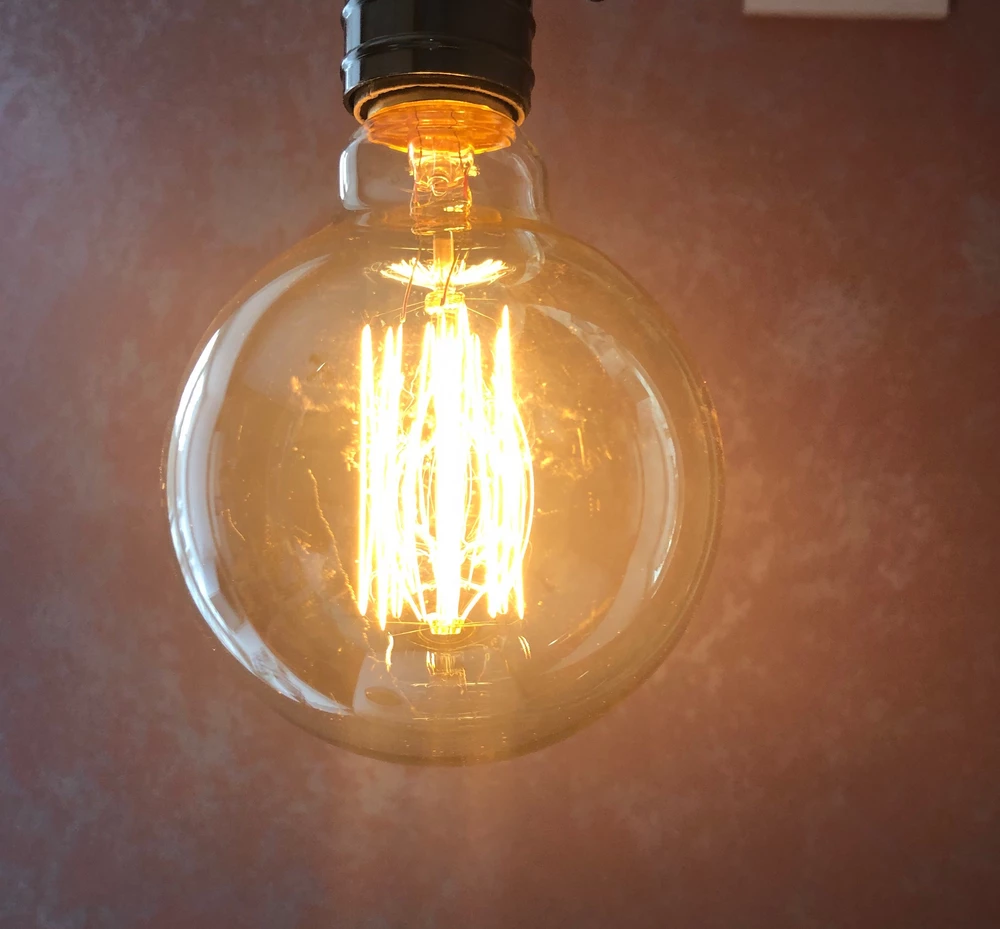 Лампочка ужасная. Вся в царапинах. При получении было не видно, увидели, когда включили.