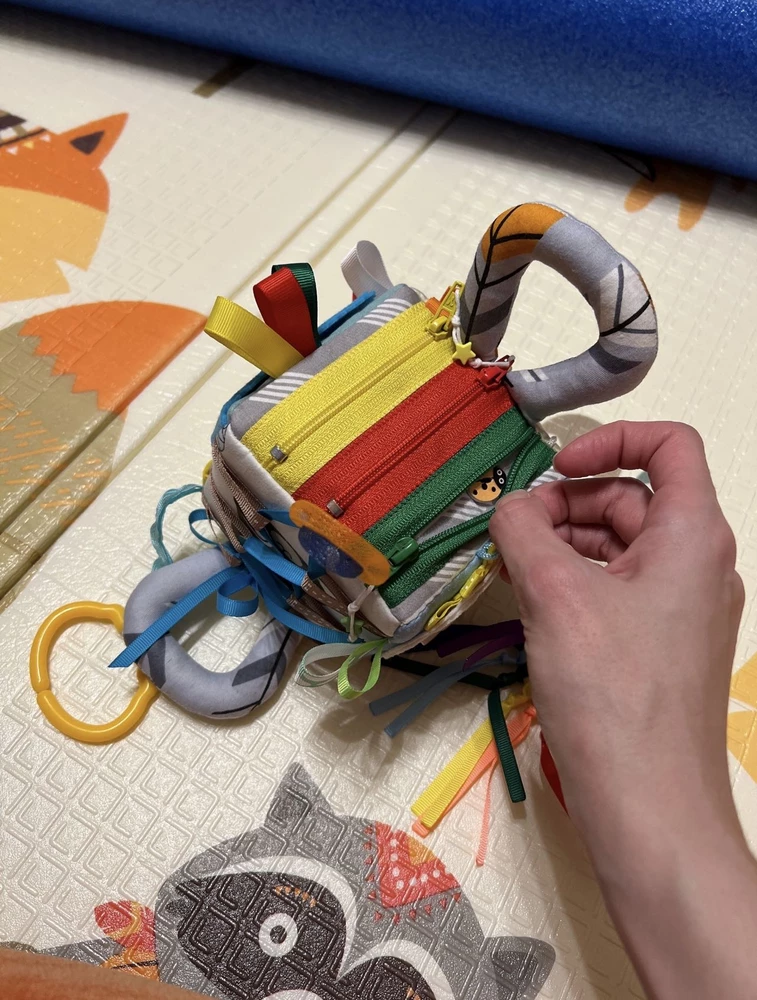 Потрясающего качества бизикубик! Влюблена в него. Как здорово, что российские производители могут предложить такого уровня игрушки! Все, абсолютно все элементы надежно пришиты, все красивое, гармоничное по цветам, количество активностей зашкаливает. Спасибо огромное за такой восторг. Сын 8 месяцев особенно оценил при первом знакомстве с кубиком пластиковые сеточки, вшитые в ребро кубика. Будем знакомиться дальше.