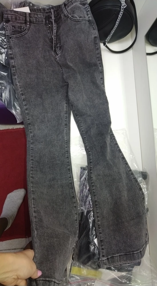 Пришли совершенно не те джинсы. Заказывала темно серые, пришли светло серые.
И в добавок за возврат сняли.
Прошу содействия.
Это не american apparel, совершенно другая модель, значительно отличается модель от заявленных, в добавок одна штанина длиннее, чем другая