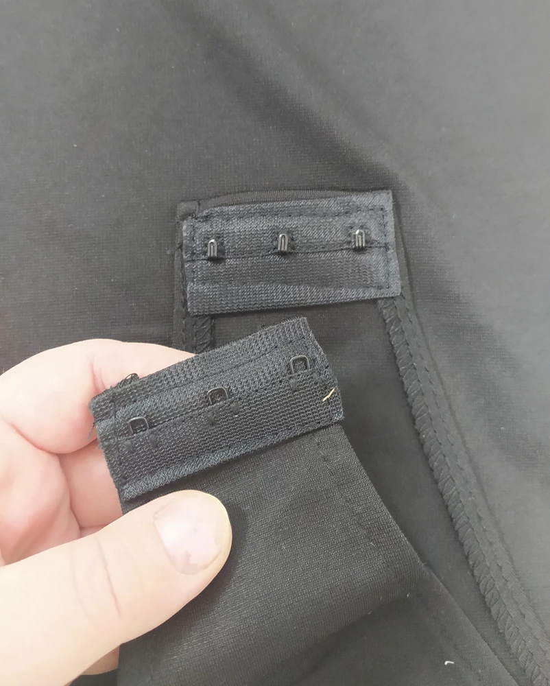 Изделие понравилось, сняла звезду за то что крючки пришили наоборот, не застегнуть, перешивать не стала, возврат