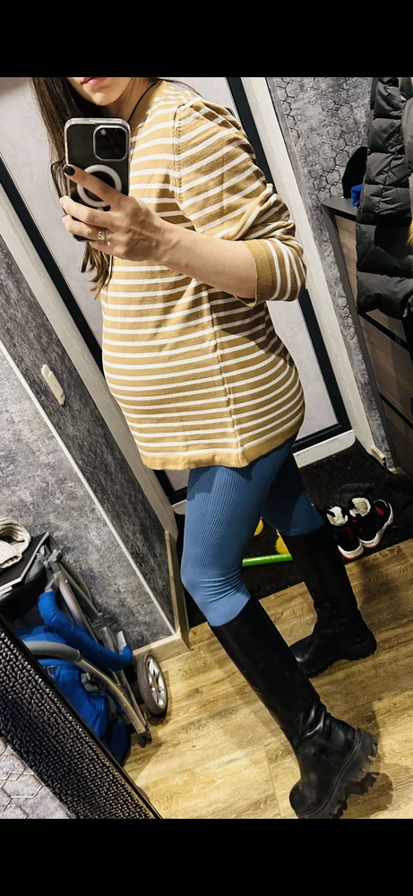 Джемпер отличный! Спасибо продавцу!!! Качество супер, ткань мягкая, приятная к телу, отличная в носке, цена порадовала. Цвет соответствует, именной такой и искала. Нахожусь на 8 мес беременности, сел отлично, люблю оверсайс - после беременности буду носить с удовольствием с юбкой, брюками, леггинсами- сапогами, кроссовками- уже куча идей в голове )). Можно добавить аксессуаров на шею и на выход, в общем - я довольна. Отличная базовая вещь!