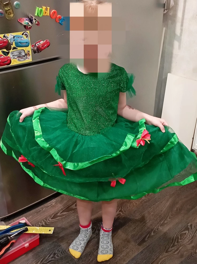 Очень классное!!легкое, воздушное. Размер 116-122. Дочка в восторге, да и мы тоже! Очень нежное и ничего лишнего! Единственное- немного отпадают блестки)