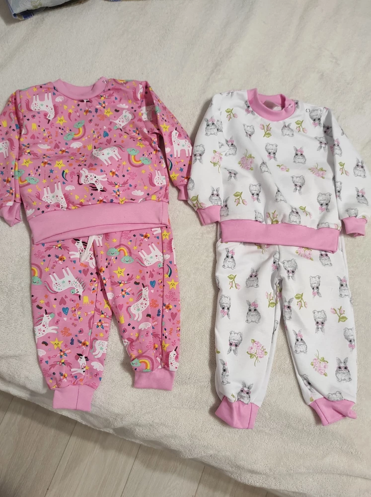 Отличные костюмчики! Взяли на лето сразу 2 комплекта. Пока большеваты в 7 месяцев, но к лету мы ещё подрастём.