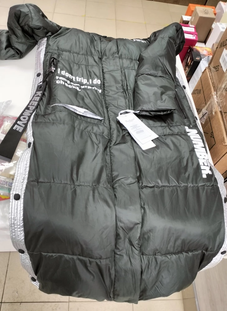 Пришла совсем не та куртка!!! Это как понимать? Это уже не служба доставки! Продавец, почему вы не смотрите что отправляете покупателю? И не списывайте с меня 100 руб за обратную доставку! Я такую куртку не заказывала и даже мерить не стала. И размер явно не 44. Размер на 50 подошла бы