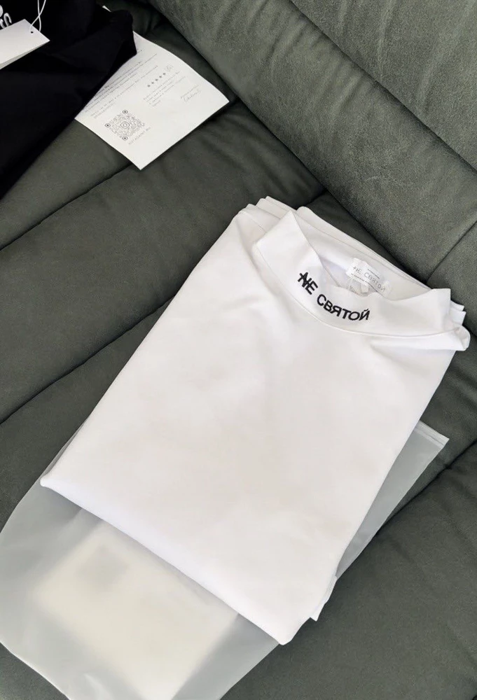 Футболка действительно Премиум. Очень стильная. Сразу видно после многих стирок не потеряет вид. на лето надевать если только не в сильно жаркую погоду, потому что для жаркого лета плотная. Сейчас в самый раз.  Спасибо что сделали вышивку на горловине, а не печать.