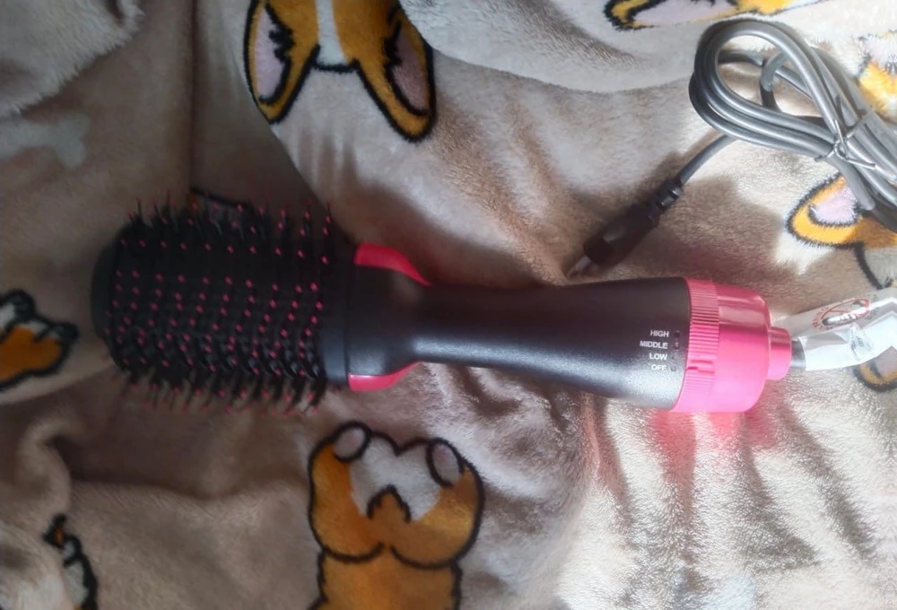 Фен понравился, не травмирует и не пересушивает волосы! Очень удобно держать в руке)) Буду рекомендовать подругам!