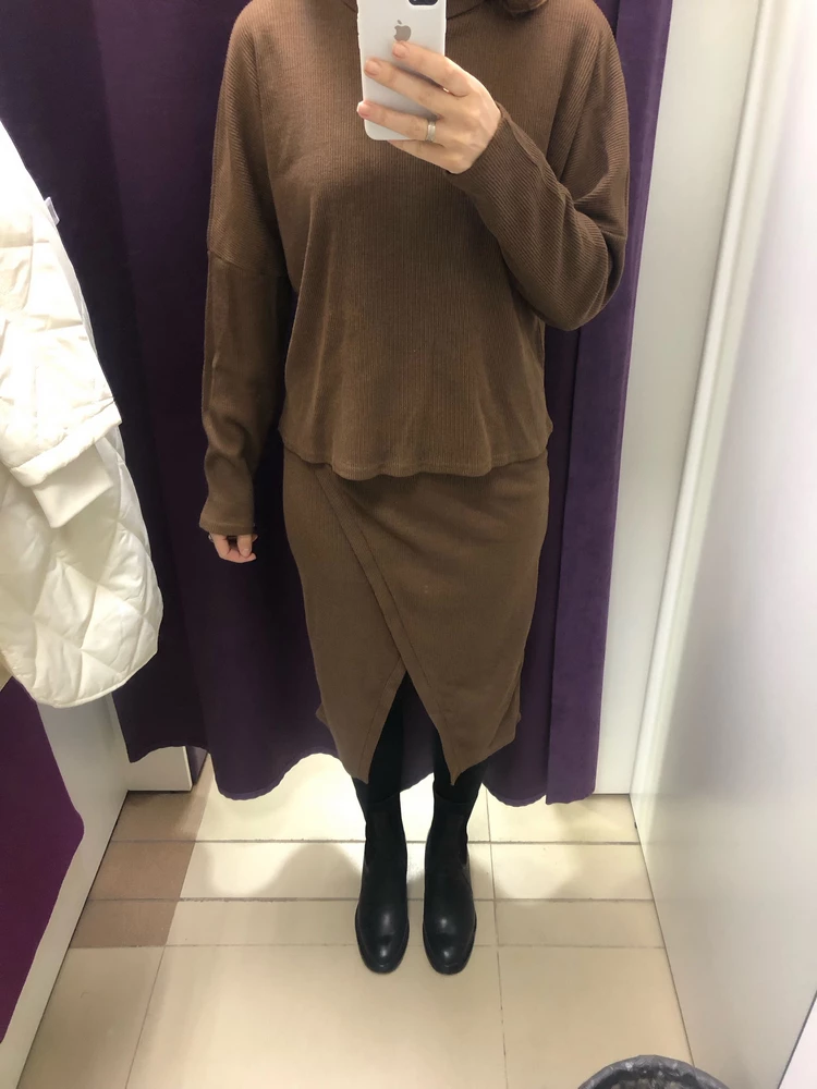 Костюм отличный, ткань приятная к тело, но возврат так как пришел « распарованный» , верх 44 соответствует, а низ 42, прошу не списывать комиссию за возврат товара