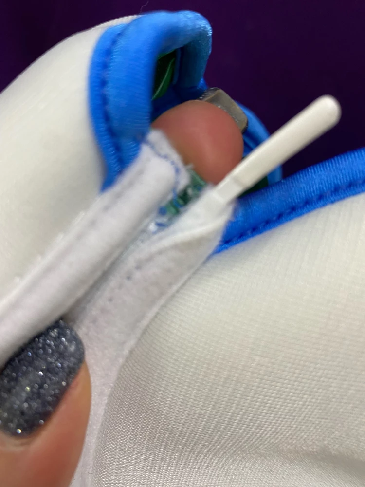 Второй купальник беру этой фирмы . Этот пришлось отдать , порван был , не проверяют , что отправляют( деньги опять сняли за возврат по вине продавца) Плавки тоже великоватые , лиф сел хорошо.