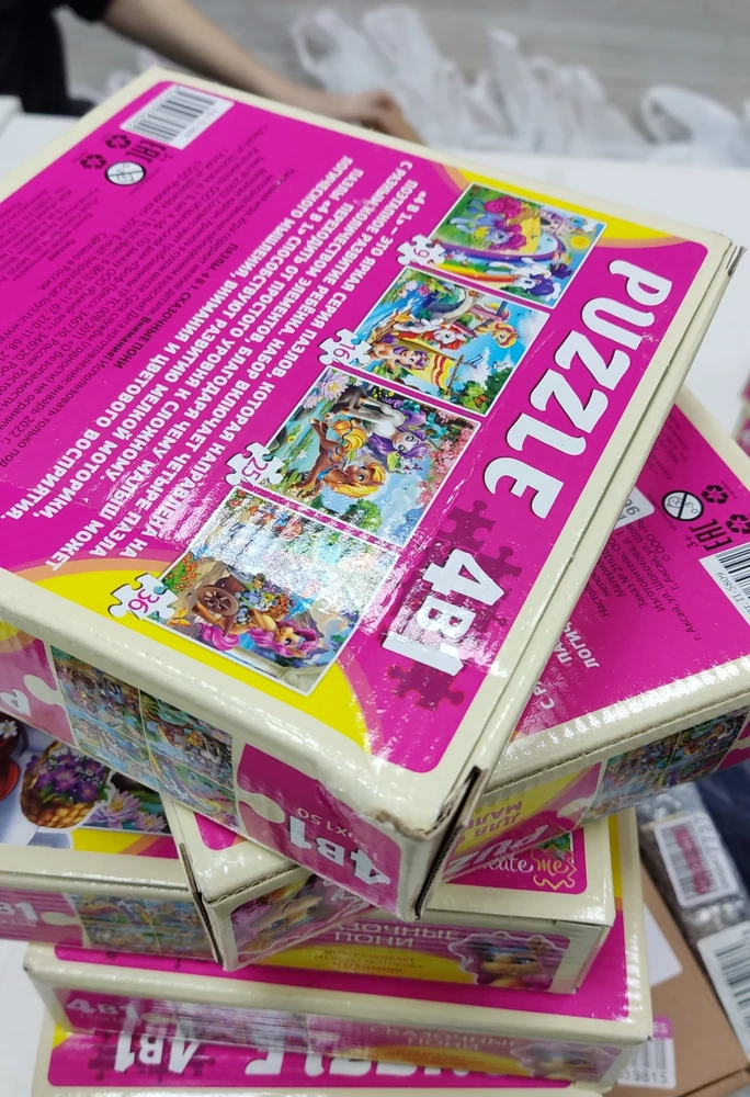 Заказывала деткам в детский сад, 2 коробки прислали помятые и порванные. Пришлось выкупать, т.к. заказывались на подарок к 8 марта. Очень неприятный осадок остался😒.