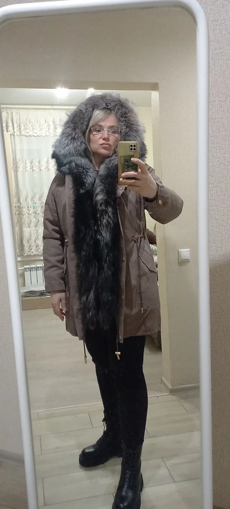 Парки красивые. Мех не равномерно "собран"-  волос шерсти вдоль планки изделия  расположен в разных направлениях   что портит ее вид. В целом, не плохо. Парка до -10 . Оставила коричневую, т.к. мама подарила. Белый песец в воротнике украшает  лицо!  Хотелось бы иметь вещь пошитую более аккуратно. Белые вставки трикотажной ткани между мехом песца смотрятся не красиво... Но вещи все равно эффектные! . И покрытие парок разные- от плотной плащевки ( синяя) до х/б . Рекомендую! Технологам необходимо доработать крепление меха и вид  планки в растегнутом состоянии изделия...