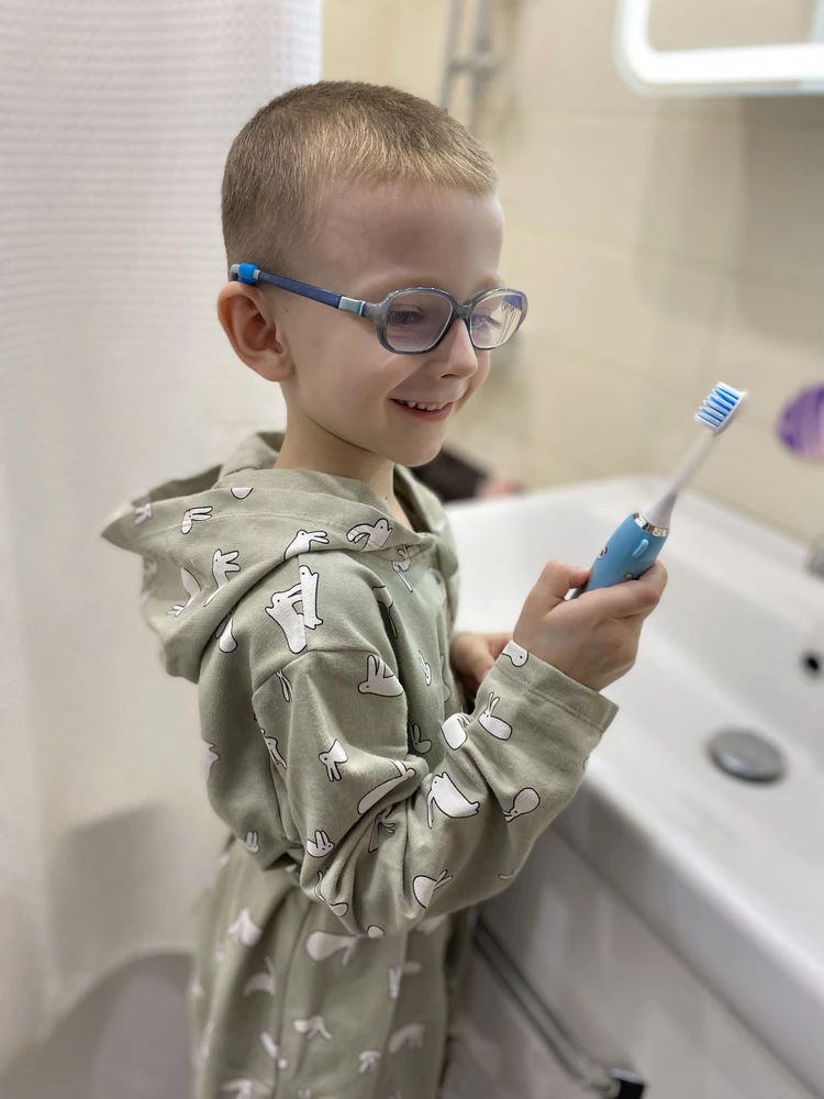Докупили еще детскую электрическую зубную щетку голубого цвета для мальчика. Сыну зубная щетка понравилась. Сын бежит чистить зубы. Электрощетка упакована хорошо, можно и на подарок.
