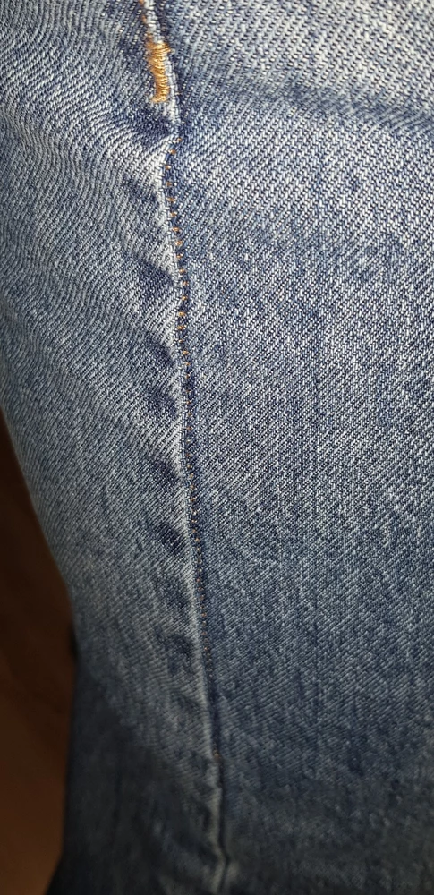 Сами джинсы хорошие, но прошиты ужасно, нитки хиленькие, седалише реально огромное, ниже девушка уже писала об этом, плюс где седалище была ткань не ровная, так и прошили, понесу на возврат