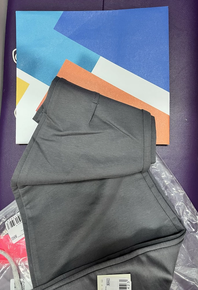 Хорошие штанишки, отдельное спасибо продавцу за подарочный пакет :)