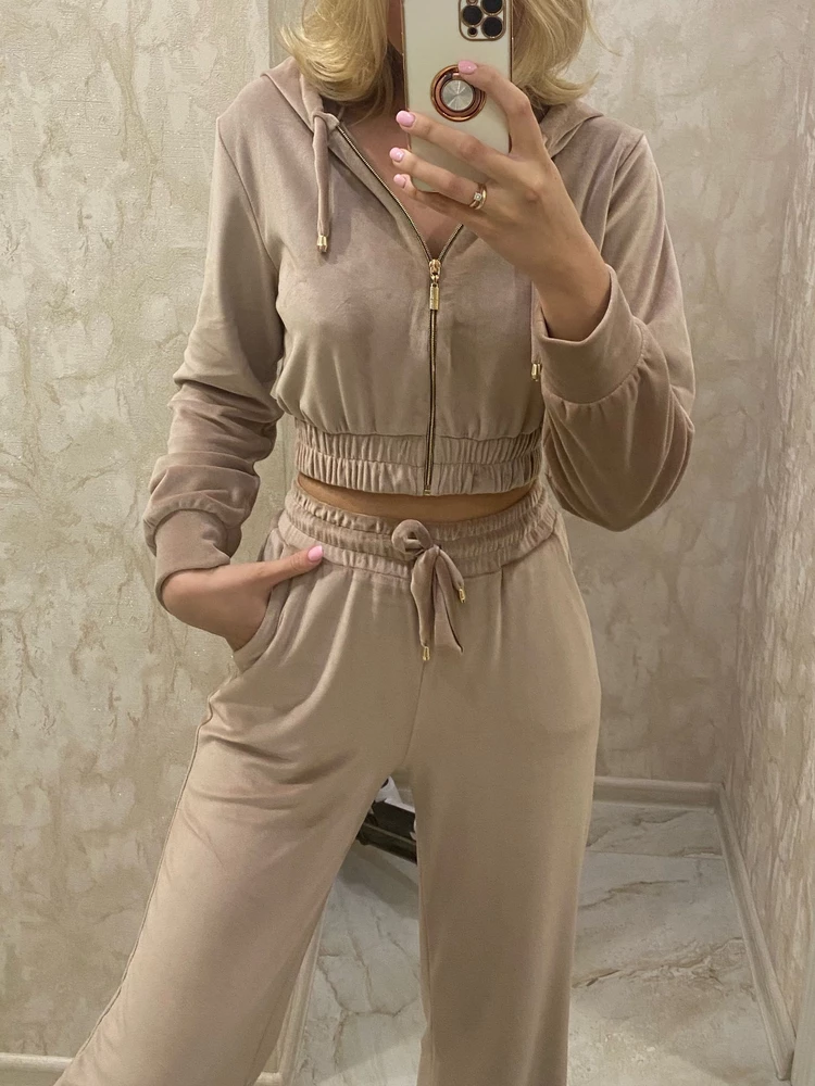 Давно хотела такой велюровой костюм, выбирала на пвз из 4 разных вариантов, этот оказался самым удачным по посадке. Качество шикарное, на фигуре сидит отлично, цвет супер. Длина брюк, что надо, на мой рост 175 даже с кроссами идеально. Если бы можно было поставить 10/10, поставила бы 😻