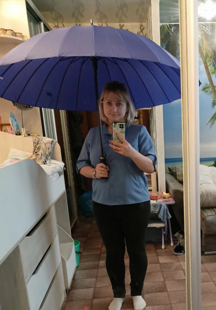 Зонт очень огромный и красивый.