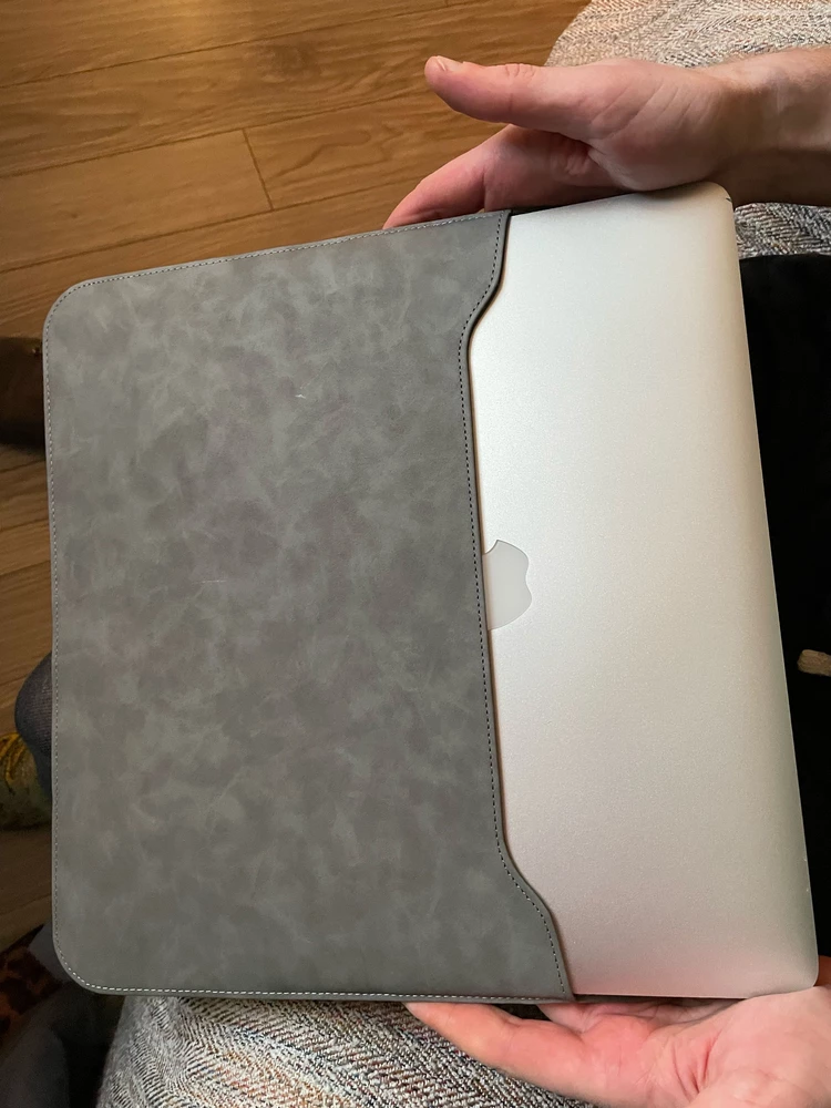 На MacBook Air 2015 года 13” не подошел от слова совсем. Чехол очень узкий. Качество сильно так себе, скорее всего быстро прийдет в негодность, не замша, не эко ни разу, внутри не мягкий. Лень возиться с возвратом, тк в ближайшем будущем планирую покупку нового компа (тоже 13” air) и на первое время хотелось бы иметь чехол.