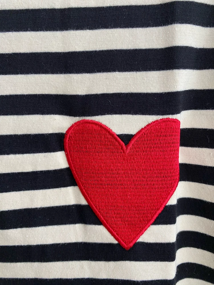 Заказала с песочной полоской. Очень понравилось качество. Ткань очень приятная, швы ровные. У меня 46-48 размер, сидит свободно, комфортно. Не короткая на рост 164, что для меня важно!