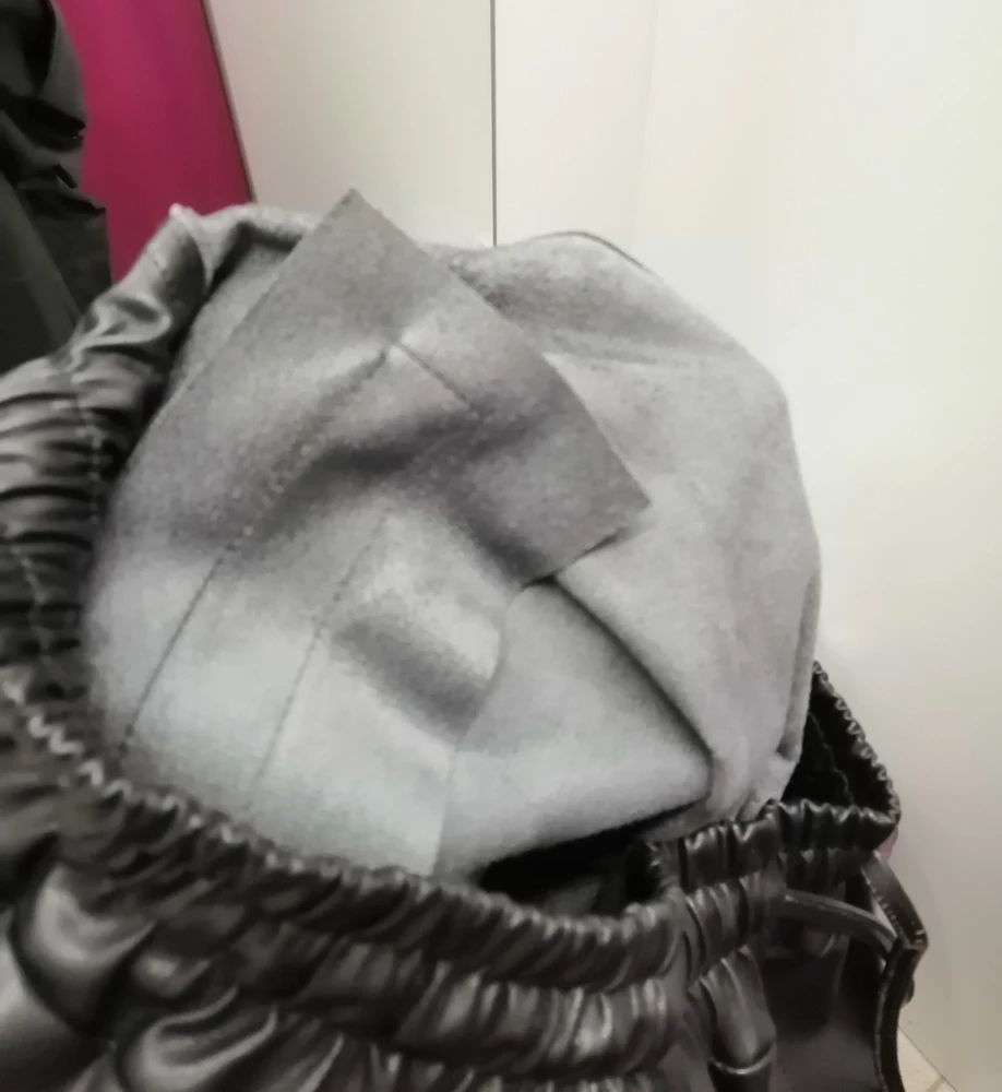 Заказала брюки размер L на 50-52 сели четко, но материал вообще не понравился, очень похож на резину.