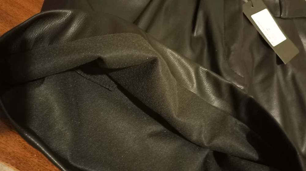 Покупала дочери в подарок. Шорты понравились, теперь это ее любимая одежда. Мягкие, приятные к телу, сшиты аккуратно, размер соответствует.
Второй раз заказываю у этого продавца: доставка быстрая, товар хорошо упакован. Рекомендую.