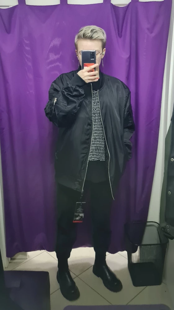 Все нравится, купила большой размер, чтобы был супер оверсайз и не было стеснения движений при надевании бомбера на толстовку