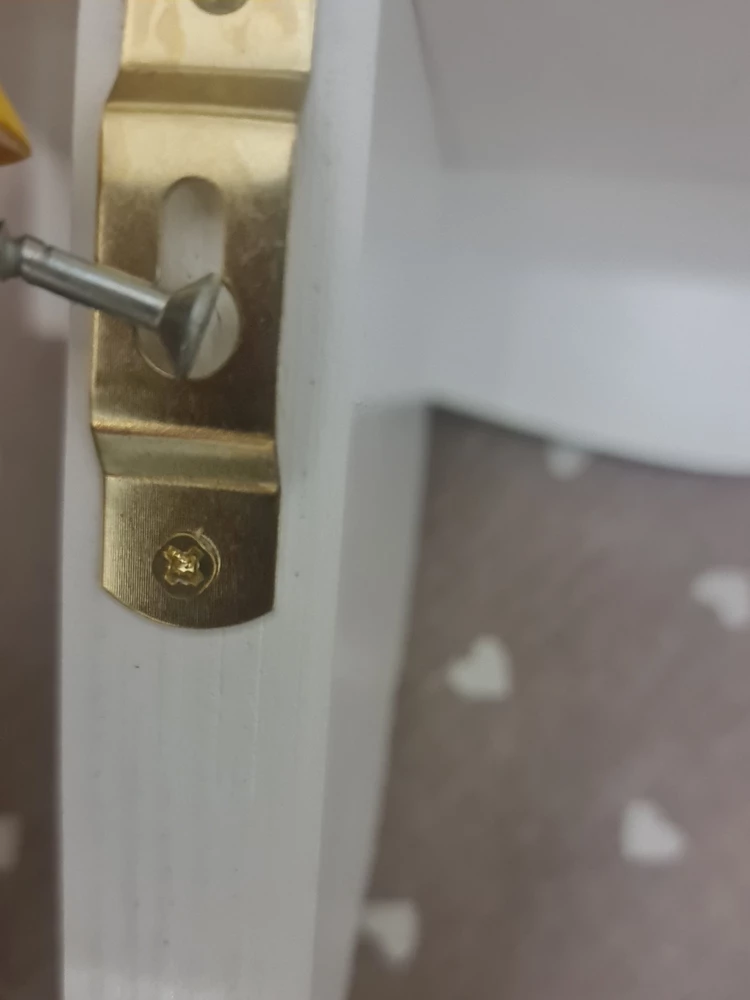 Красивая полка, но пришлось рассверлить диаметр отверстия на креплении, т.к.шляпка шурупа оказалась намного больше, чем отверстие. В целом полка красивая.