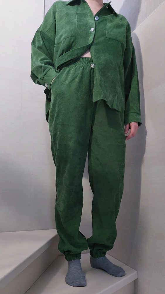 Лёгкий вельвет, на лето и весну супер. Все понравилось. Спасибо продавцу. Брала примерно за 1500 руб. Мои фото не передали цвет. На самом деле он яркого зелёного цвета.