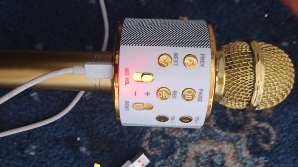 Не включился и не зарядился.ребенок так ждал микрофон и слезы разочарования.на фото так и горит на зарядке до сих пор..а на родном шнурке чуть не расплавился,так нагрелся.