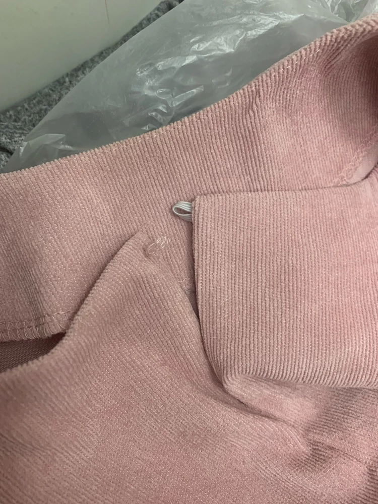 Отсутствует пуговица на спине. На плоскую грудь. Юбка хорошо держит форму.