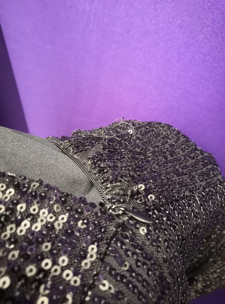 Платье пришло уже с дефектами, пайетки вырваны где молния, нитки торчат. Село не очень по длине, уж слишком короткое, подклад задирается, топорщится. Разочаровалась