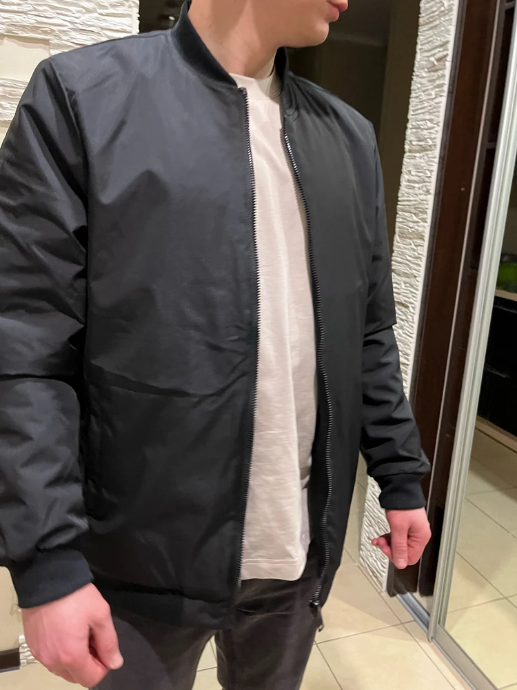 Бомбер классный, но вместо 52 пришел 54 размер, но это даже лучше, подошел идеально, сел как оверсайз 👍