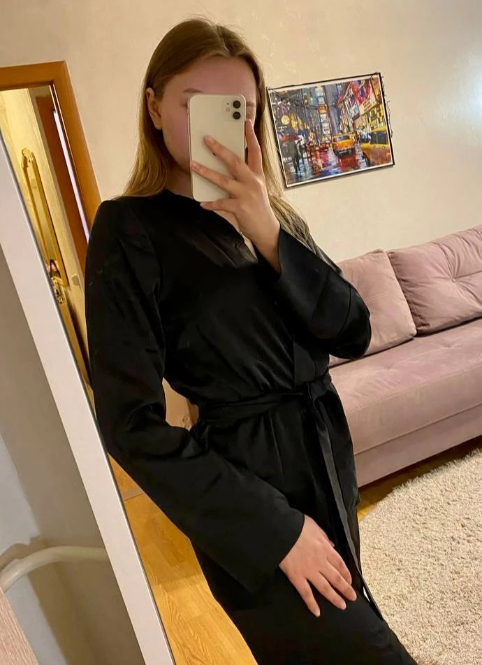 Костюм пришел, заказывала 42 размер 
Боялась, что будет тесноват, но костюм свободного кроя, достаточно комфортный
Ткань очень приятная к телу
Костюм универсальный, материал не смотрится дешевым, можно носить как дома, так и подойдет на выход