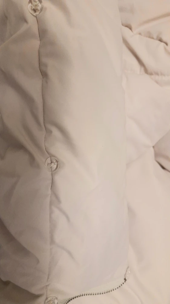 На параметры 94/77/104 пуховик сел свободно. Почему-то мы с ним не совпали по балансу ( спинка легла по спине, а перед оттопырился колокольчиком). Ну и в целом фасон на мне смотрится возрастным и ноги при росте 167 "съедает". Но к качеству претензий нет. И кому важно, как пуховик будет смотреться без меха, смотрите фото. Мех крепиться на маленьких прозрачных пуговицах, которые можно тоже убрать.